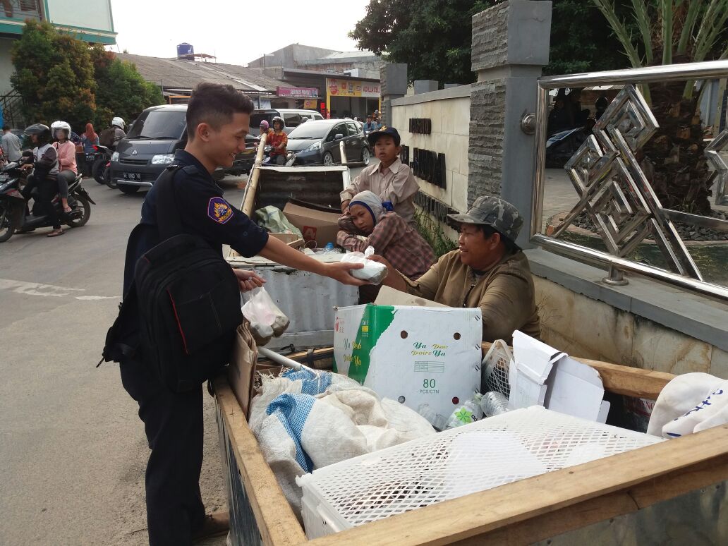 HIMAFI UIN Raden Intan Lampung Berbagi Takjil Gratis