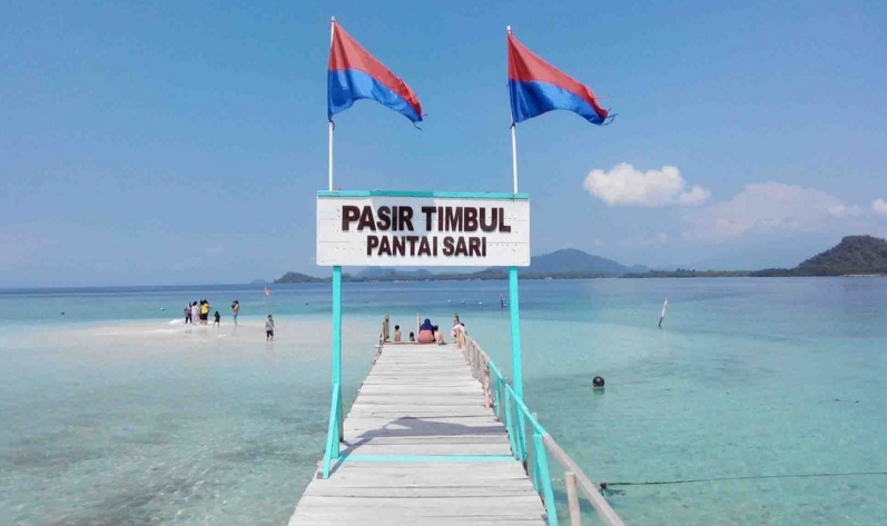 Pantai Pasir Timbul, Sensasi Berdiri di Atas Pasir yang Dikelilingi Laut